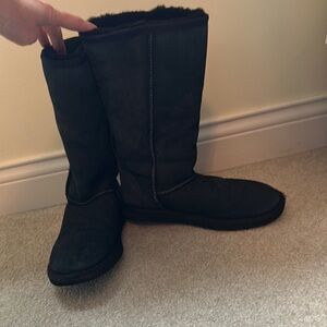 Black Winter Boots with Fuzzy Lining and Slouchy Design